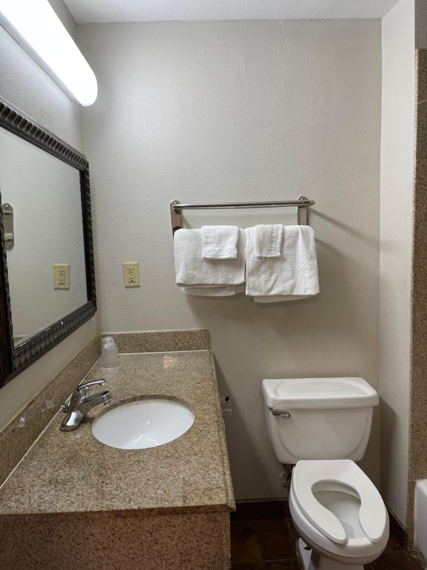 Budget Inn Monroe Bagian luar foto